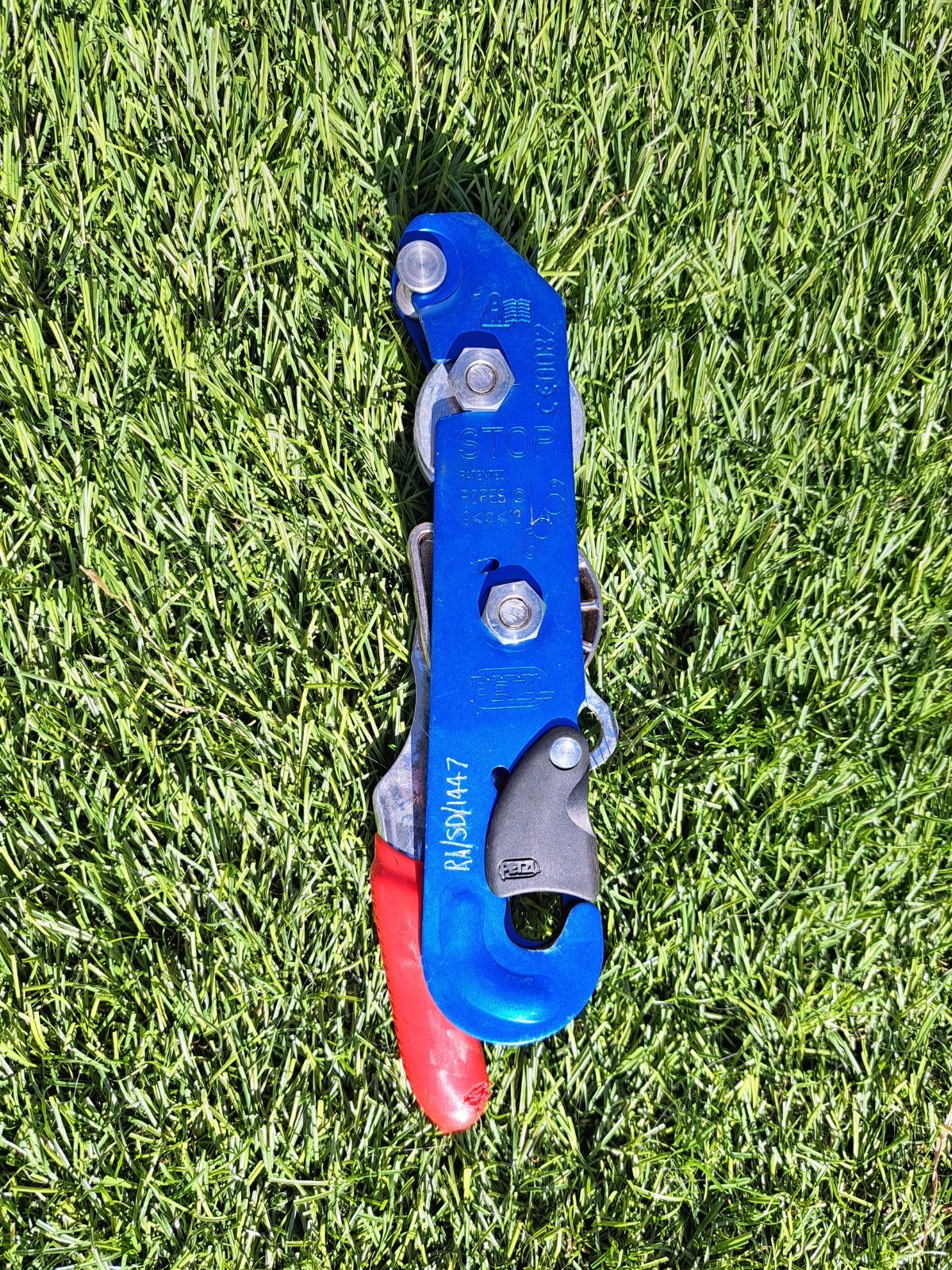 Dispositivo de rappel Petzl Stop para acceso con cuerda de espeleología y escalada