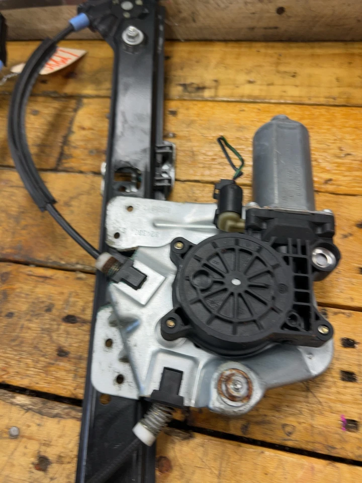 2000-2006 BMW X5 Right Front Door Regulator & Motor Assembly - Image 3 of 4