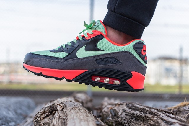 Size 8.5 - Nike Air Max 90 Essential 