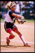Equipo de Softbol Dee Dee Weiman EE. UU. lanza la pelota a un juego en Atla - Foto antigua