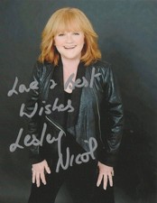 Lesley Nicol signiert - Originalautogramm
