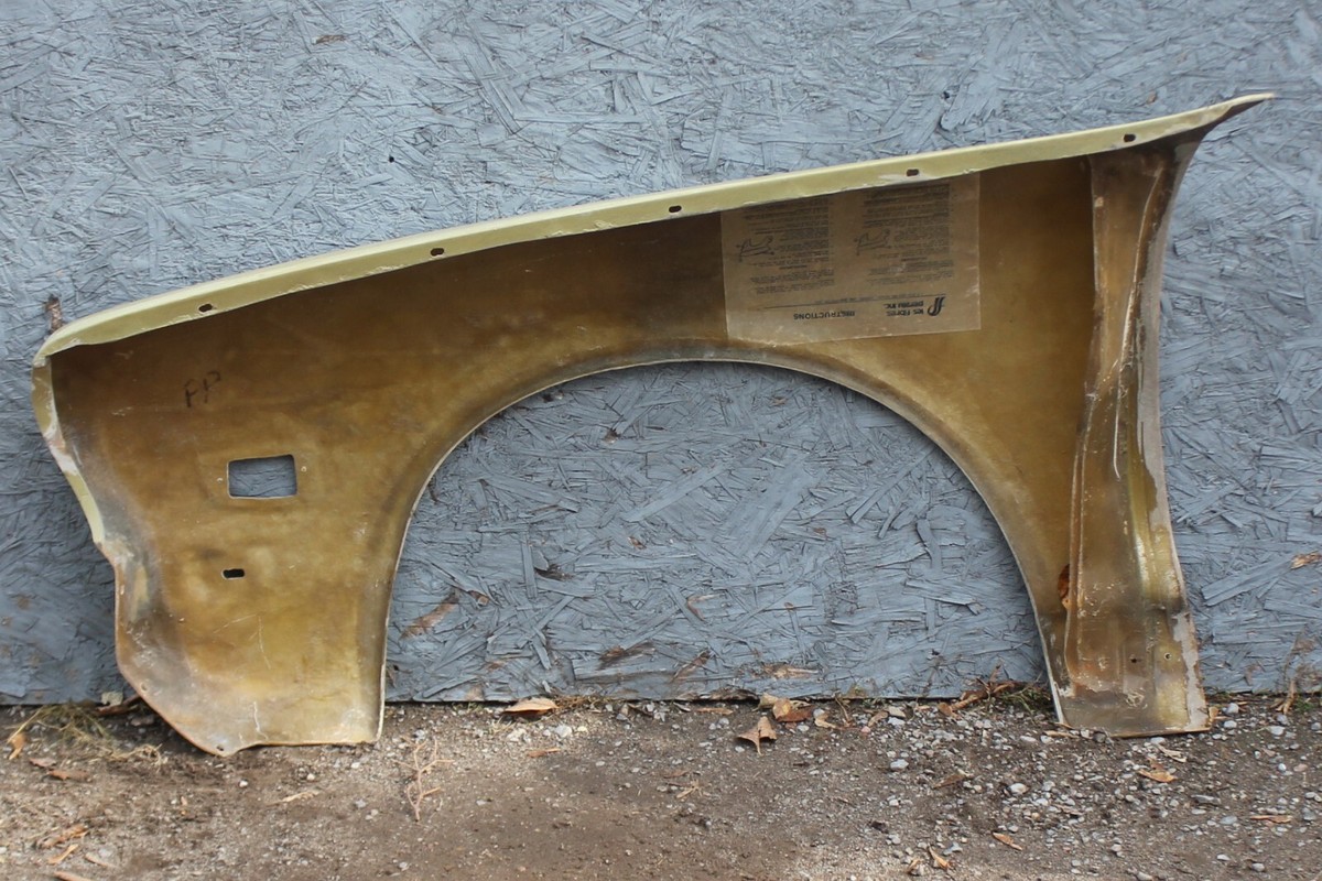 Fiberglass Right Fender that fits 1971-1977 Datsun 610 FF621 FF622