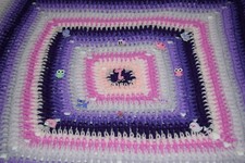 Copertina neonato uncinetto quadrata 75x75, toni del viola, bottoni animali