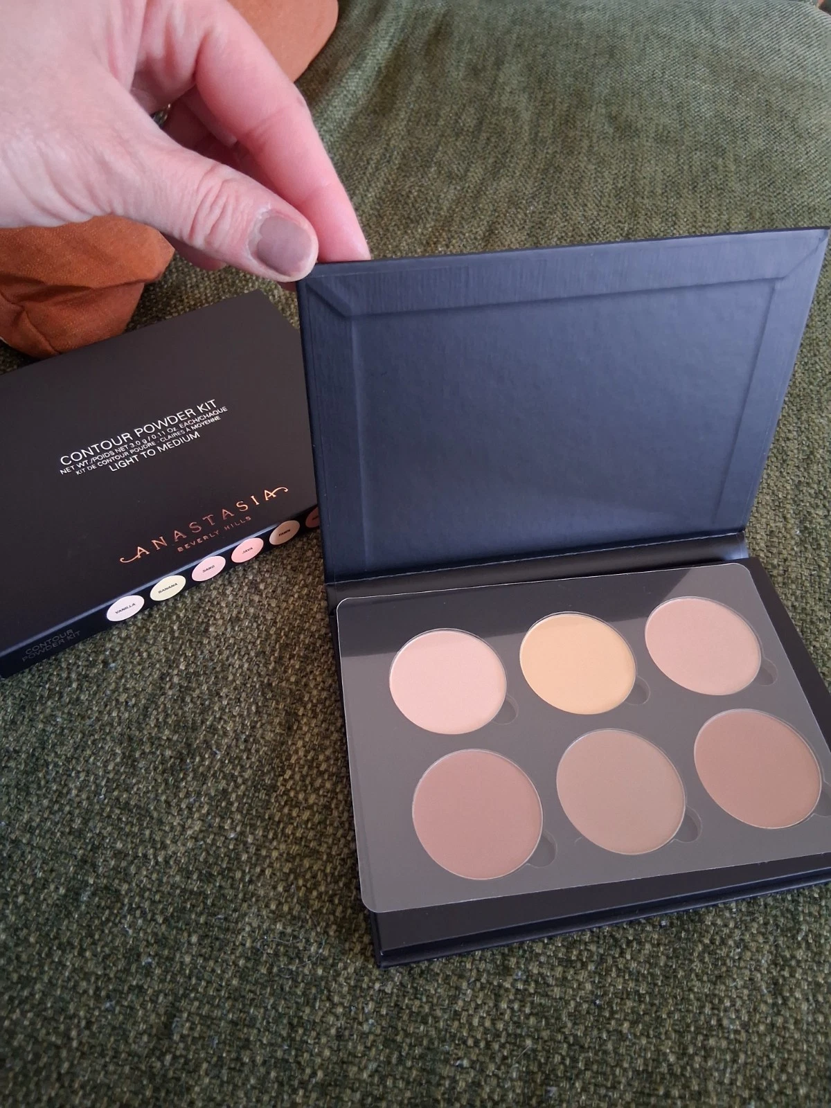 Anastasia Beverly Hills Light to Medium Contour Kit 1 Piece