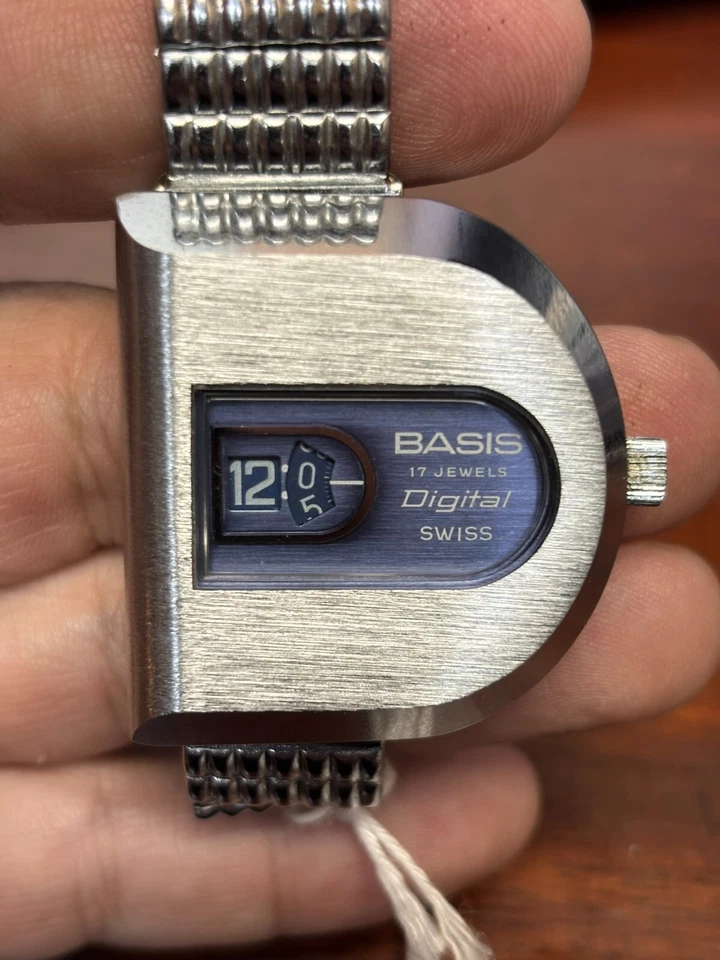 Reloj Digital JUMP HOUR BASE Suizo DE COLECCIÓN RARO Viento Estuche en Forma de D Necesita Servicio Foto 2 de 4