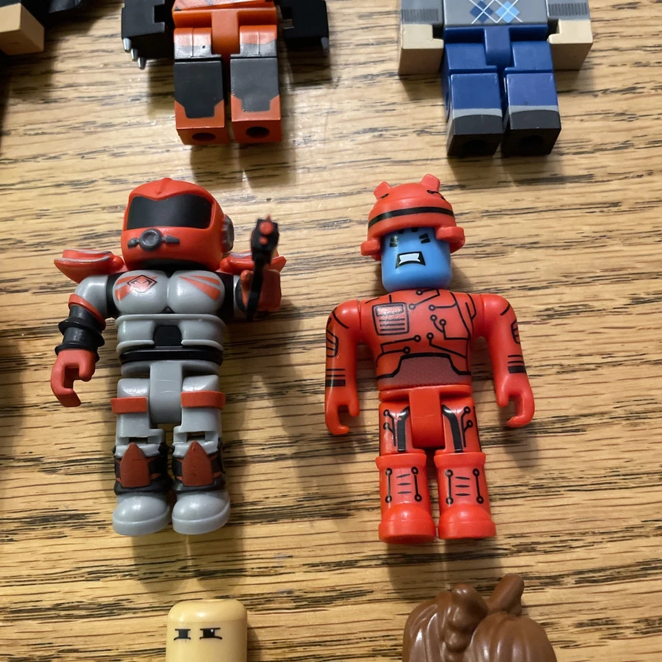 roblox action figure lot Royale, Battle Goddess, Series 2 & 4 Sweater Guy Tigris - Image 4 of 4
