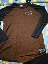 Unisex Długi rękaw Damaged Society Burgandy Top Rozmiar S Ledwo noszony Świetny stan