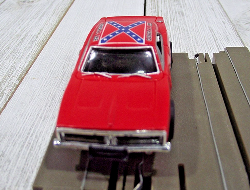 AutoWorld The Dukes Of Hazzard Curve Huggers Juego de coches de carreras eléctricos 2012 - Imagen 9 de 22