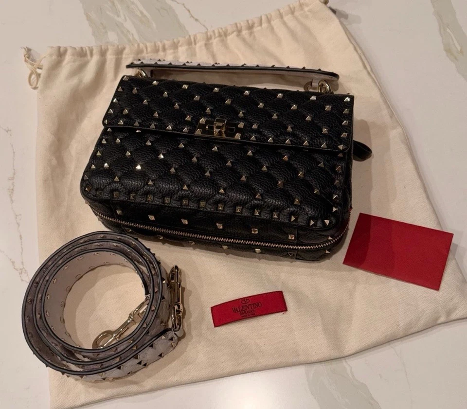 Valentino Garavani Bolso Rockstud Spike Medio Hombro Cuero Negro Precio de venta sugerido por el fabricante $2580 Foto 2 de 4