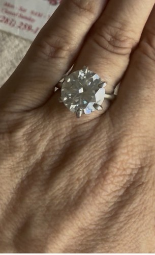 Drop dead cute 7 carat Moissonite Solitaire Ring Women’s in silver 925 Size 7