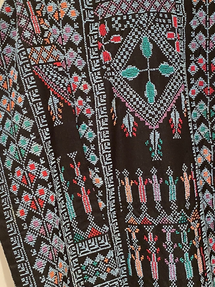 Hermoso caftán bordado a mano (delantero y trasero) hecho en Petra, Jordania. Foto 2 de 3