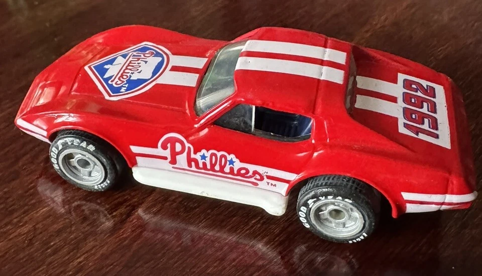 Corvette Matchbox 1992 en rojo con logotipo de los Filis escala 1:64 Foto 3 de 4