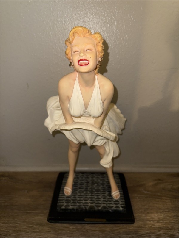 Marilyn Monroe Ashley Bell 18 inch statue figure
