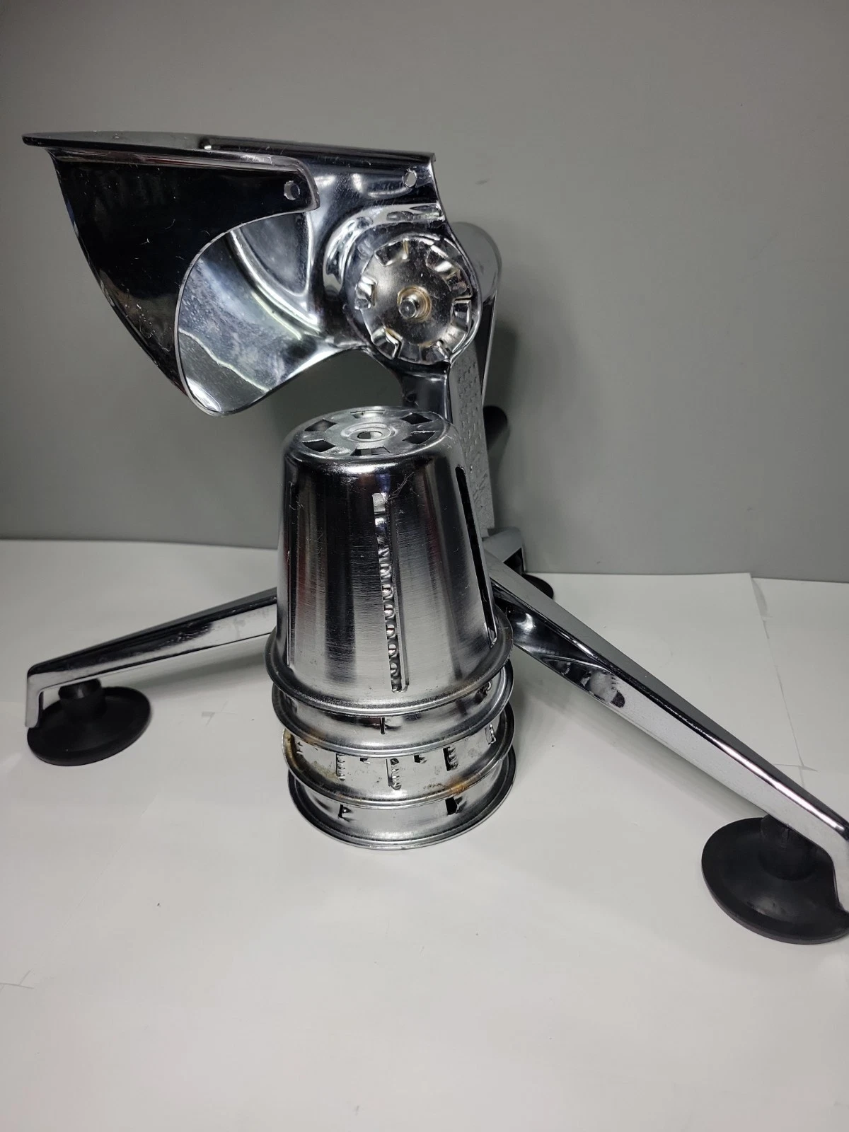 Saladmaster Vintage Five Star Food Processor Chopper Shredder Slicer W/ 4 Cones
Opens in a new windo