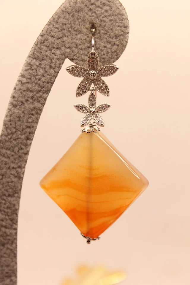 ORECCHINI IN ARGENTO PENDENTI CORNIOLA NATURALE FIORI CON ZIRCONI BIANCHI MM 60 - Immagine 3 di 4