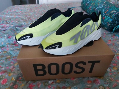 ADIDAS YZY 700 MNVN Boost Laceless Phosphor mit Karton US 14 49 1/3 Neu Schuhe