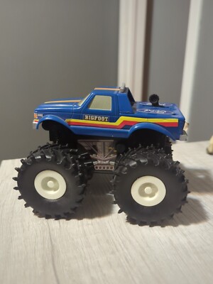 Vintage 1990 Mattel Ford Bigfoot Monster Truck Champions Crunch