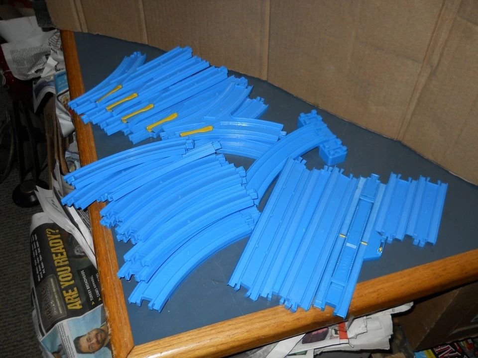 LOT 26 ASSORTED PIECES OF TOMY BLUE TRACK 1992 FOR THOMAS & FRIENDS TRAINS - Image 2 of 3