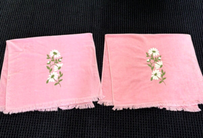 Pr Vtg Pequot PLUSH Pink Bath Towels W/Embroidered Daisies & Fringe 25x42''