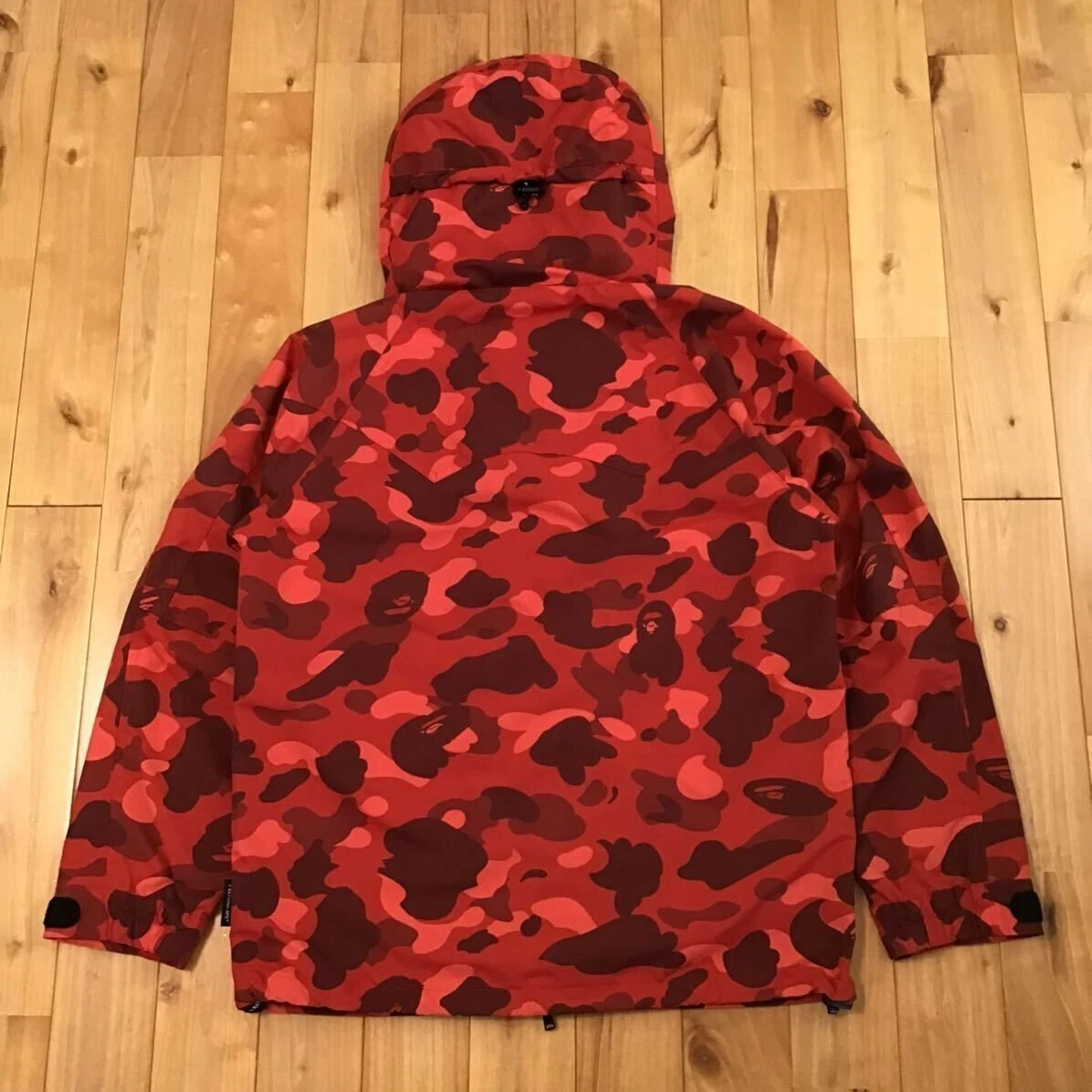 A BATHING APE (BAPE) Felpa con cappuccio BAPE rossa mimetica giacca snowboard A Bathing Ape taglia M felpa con cappuccio mimetica