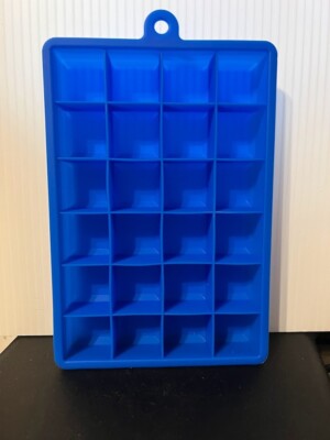 SILICONE ICE TRAY 4 1/2''X 6 1/2'' ICE CUBE TRAY MAKES 1 INCH ICE.BRAND NEW