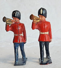 BRITAINS SCOTS GUARDS BUGLERS MARCHING SET OF 2 VINTAGE 1950s LEAD TOY SOLDIERS