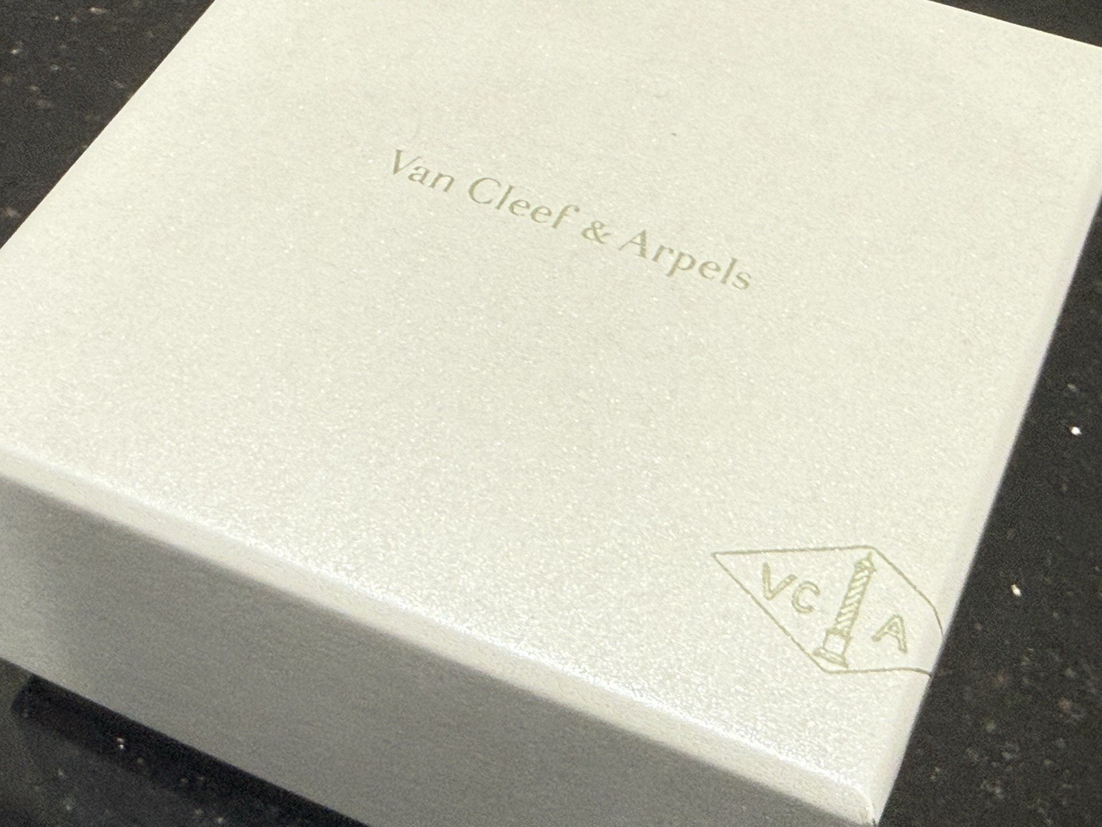 VAN CLEEF & ARPELS MAGIC PENDANT/ MEDIUM SIZED NECKLACE GIFT BOX SET (EMPTY) thumbnail 11