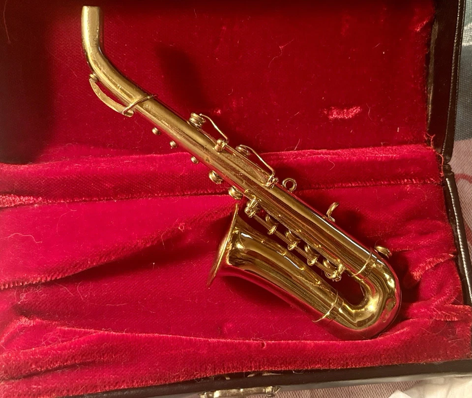 De colección. Réplica de saxofón de latón en miniatura (6,5”) en estuche forrado de terciopelo - Imagen 3 de 4