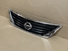 New For 2012-2014 Nissan Versa Sl Sv Sedan Front Bumper Grille Assembly Emblem