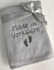 NIEDLICHE GRAUE BESTICKTE BABYDECKE 'MADE IN YORKSHIRE' NEUGEBORENE BABYDUSCHE GESCHENK