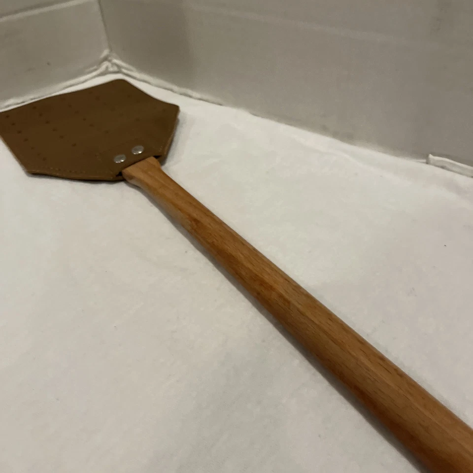 Samebuteco Leather Fly Swatter Heavy Duty Manual Fly Swatter with Wood Handle - Image 3 of 4
