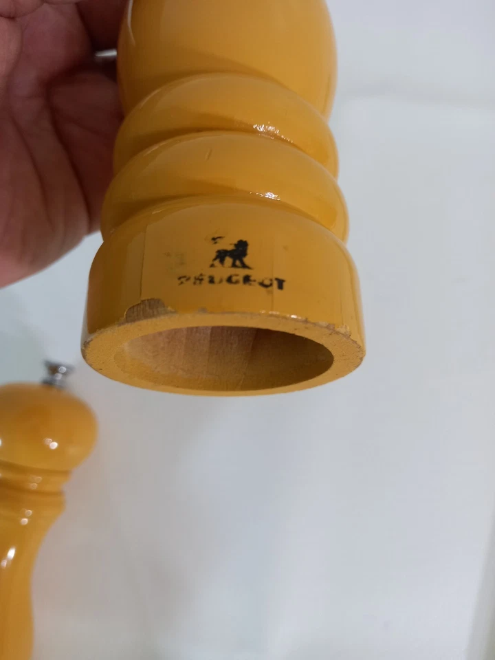 Juego Molinillos Sal y Pimienta Lacados Amarillos Peugeot Francia 9" Oro Mostaza Foto 4 de 4