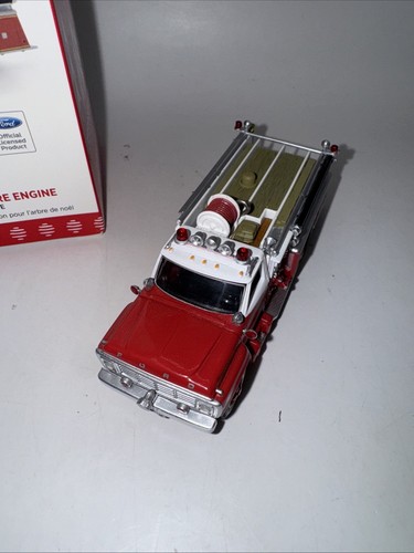 2017 Hallmark Fire Brigade Series 1979 Ford F-700 Fire Engine Ornament Light Up - Picture 2 of 4