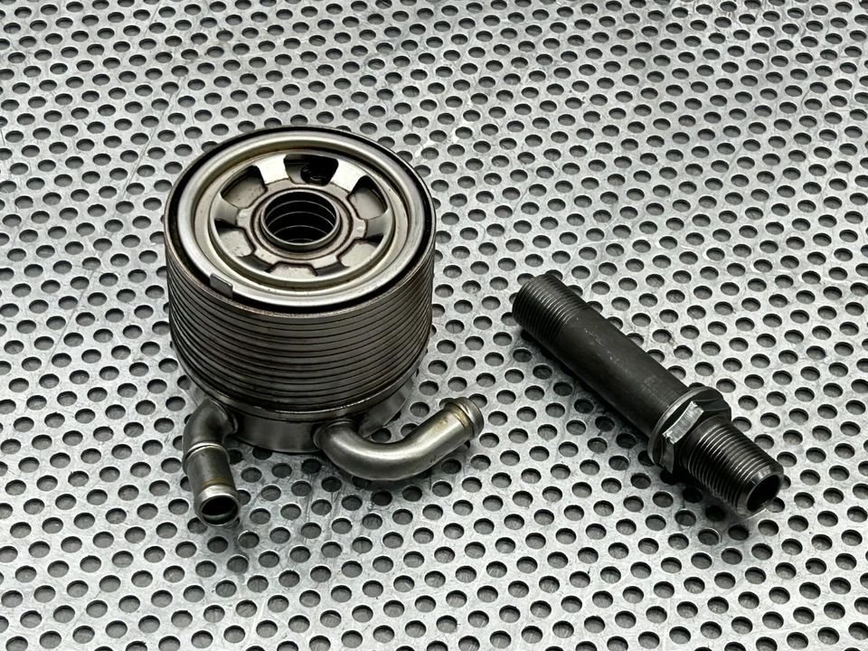 Enfriador de aceite de motor Subaru WRX STI 2015-2021 2,5 L con conjunto de pernos original OEM Foto 3 de 3