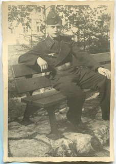 GERMAN WWII ARCHIVE PHOTO: YOUNG PANZERTRUPPE TANKMAN SOLDIER SITTING ON A BENCH