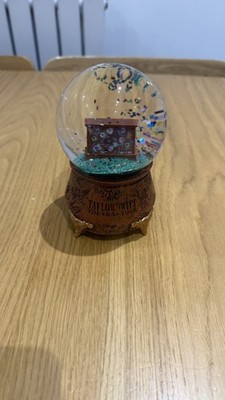 Taylor Swift The Eras Tour - Akustik Klavier Schneekugel Brandneu