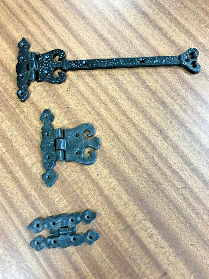 ANCIENNE ARMOIRE NOIRE ORNÉE, PORTE, CHARNIÈRES DE PORTAIL, TEE, T, BOUT, COURONNE, INÉGAL