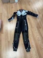 Women  s 5 MM Wet Suite . Used One time. Brand Name W4