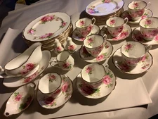 Royal Albert AMERICAN BEAUTY 38 Pc Set Service for 8 England