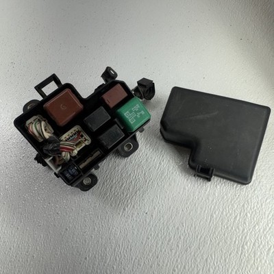 2001-02 Lexus GS300 Engine Fuse Box Used OEM w/Lid & Bracket