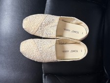 toms womens natural beige botanical lace alpargata casual, worn once
