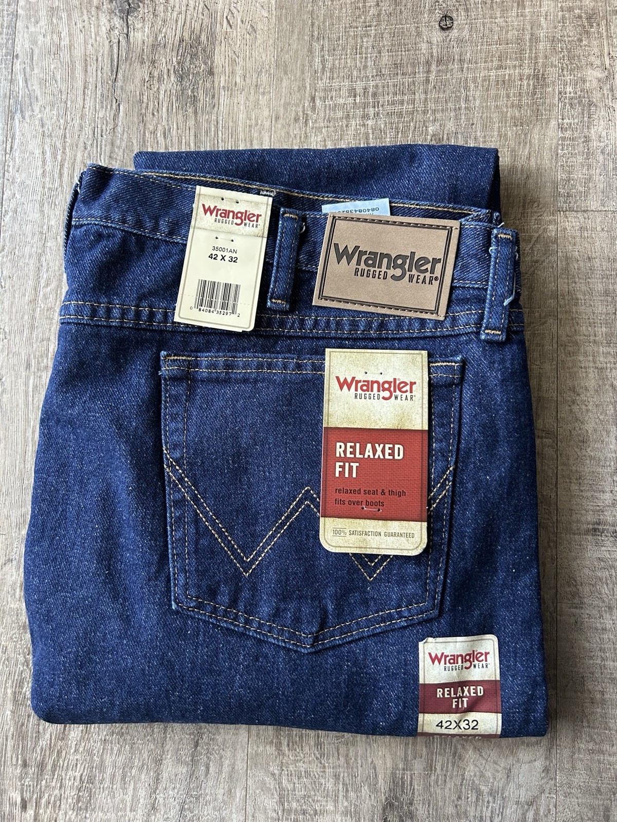 Men's WRANGLER Rugged Wear RELAXED FIT JEANS - SIZE 42 X 32 - NEW