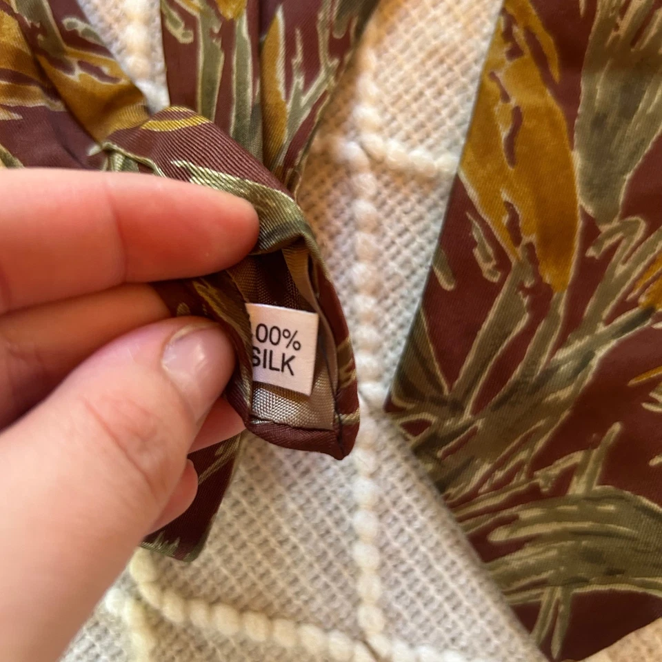 Corbata River Island Para Hombre 100 Seda Borgoña Estampado Hoja Verde Foto 2 de 4