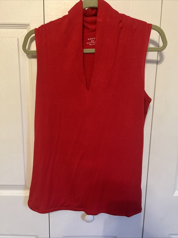 Grace Women’s Red Top V Neck Sleeveless Sz M excellent condition 