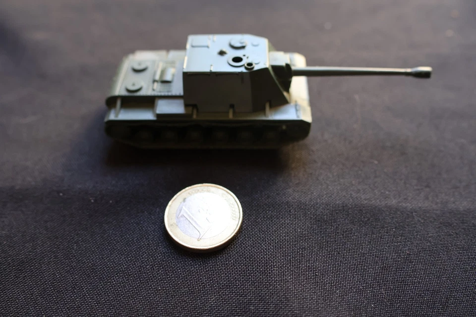 Char miniature en plastique à identifier - Photo 1/1