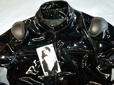 0225 GR. M BOCKLE FAUX PVC JACKED BLACK NP 149,00