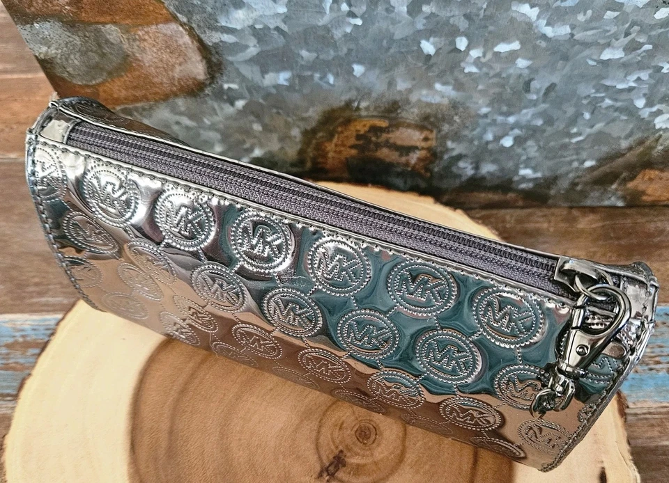 Bolso sin asas Michael Kors metálico plateado estampado de monograma y cremallera superior maquillaje ¡LINDO! Foto 2 de 4