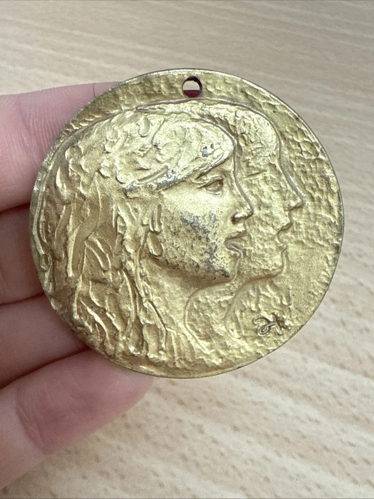 Médaille Japonaise Femmes À Identifier