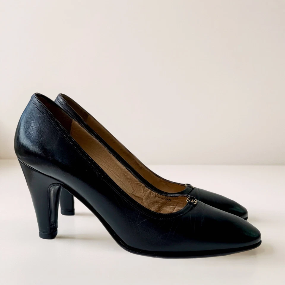 🚨Extremadamente Raro Gucci Vintage AW 1985 Cuero Negro Dorado Logo Tacones Talla 34.5 B Foto 2 de 4