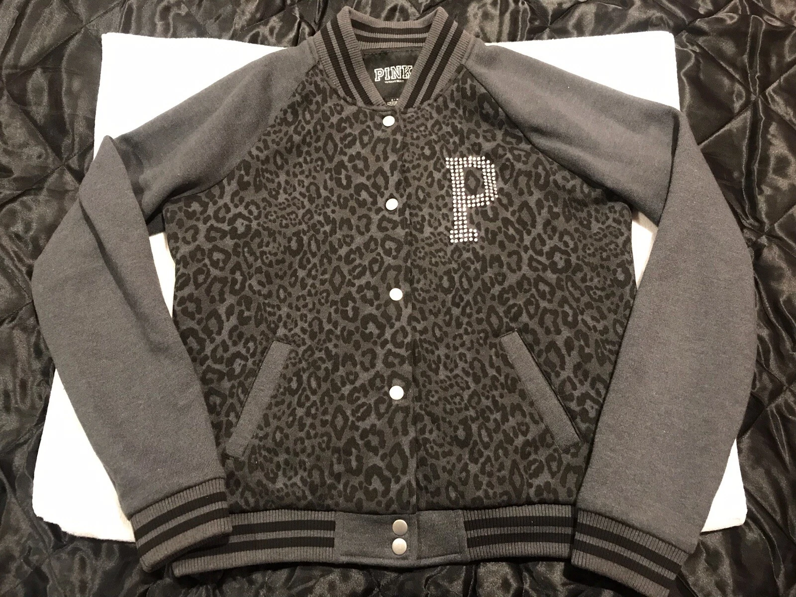 UNDERCOVER Giacca bomber Victorias Secret rosa Varsity cappotto RARO Med VS rosa ghepardo Bling